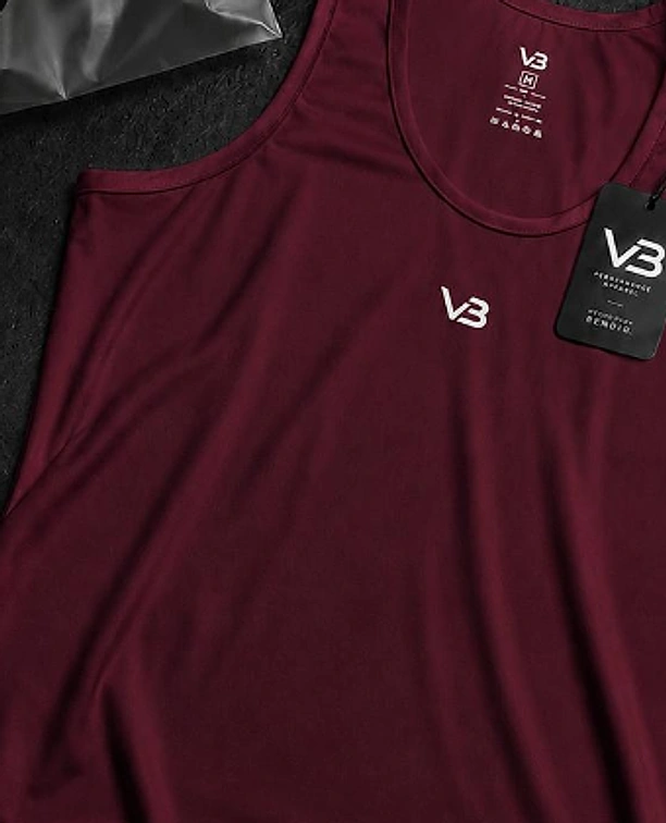 Detalle de etiqueta técnica y costura en camiseta tank V&B color merlot